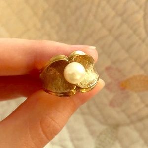 Gold and pearl ring